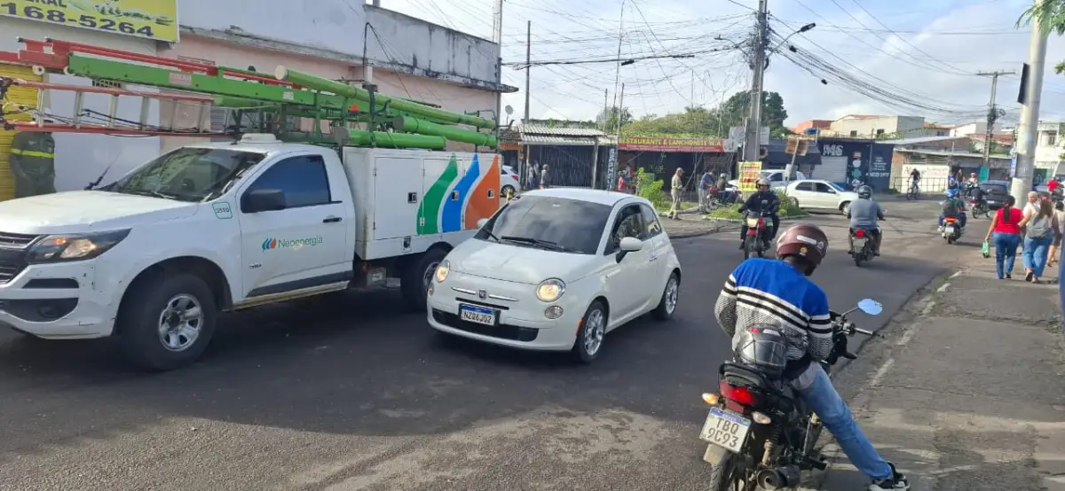 Fiação de poste em frente à Policlínica do Feira X pega fogo e deixa pacientes e moradores sem energia