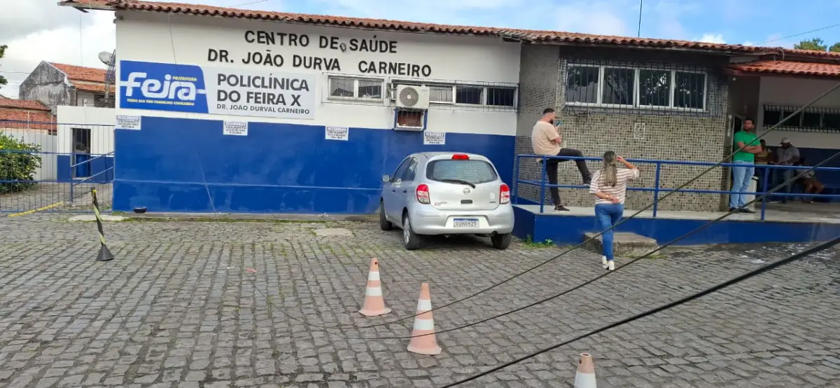 Fiação de poste em frente à Policlínica do Feira X pega fogo e deixa pacientes e moradores sem energia