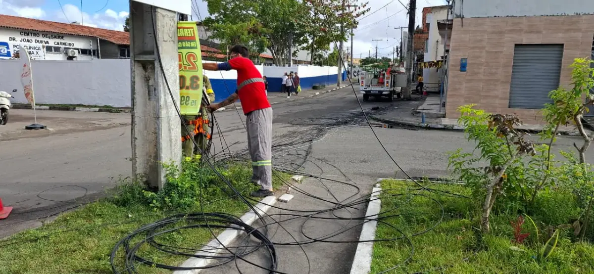 Fiação de poste em frente à Policlínica do Feira X pega fogo e deixa pacientes e moradores sem energia