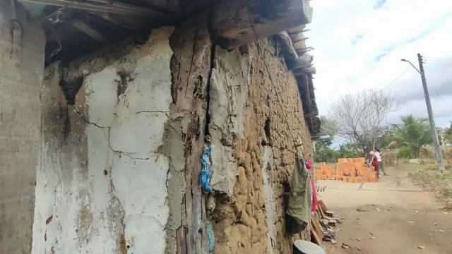 Idosa mora em casa com risco de desabamento - Dona Valdete