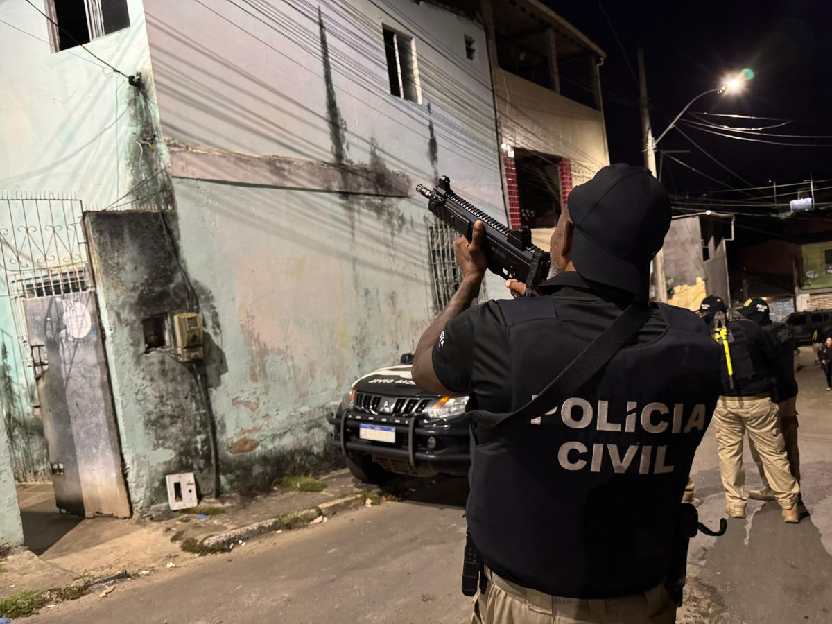 Operação contra responsáveis por tiroteios em Salvador e RMS alcança 14 pessoas; três morreram em confronto com a polícia