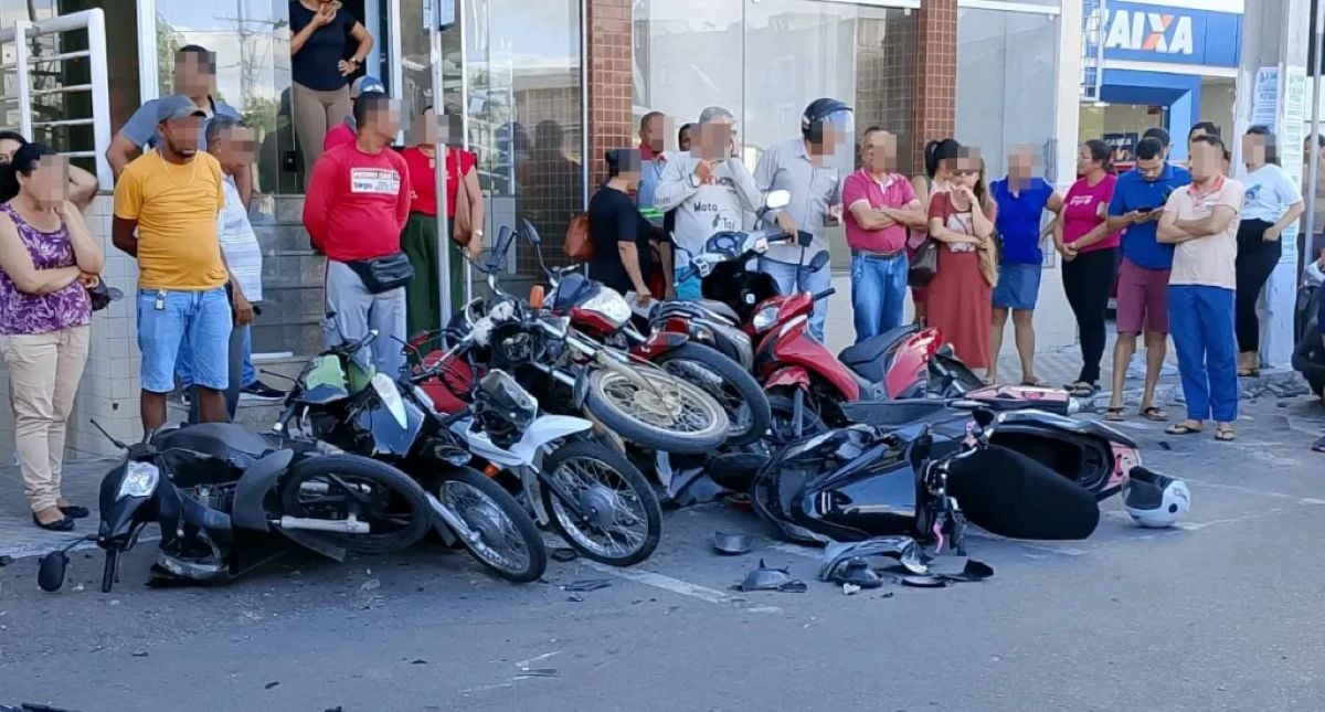 Caminhonete desgovernada atinge moto, atropela mãe com filha no colo e colide em veículos estacionados