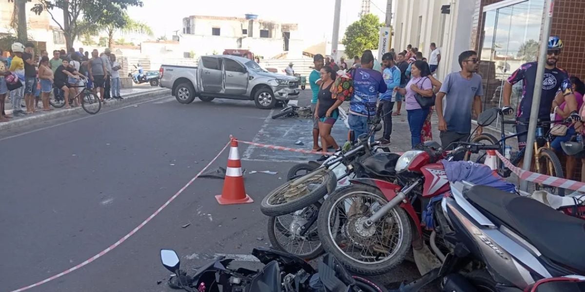 Caminhonete desgovernada atinge moto, atropela mãe com filha no colo e colide em veículos estacionados