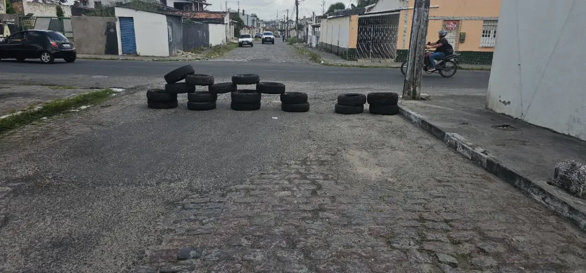 Moradores interditam rua na Queimadinha para cobrar pavimentação: “Só restam 300 metros; rua está abandonada”