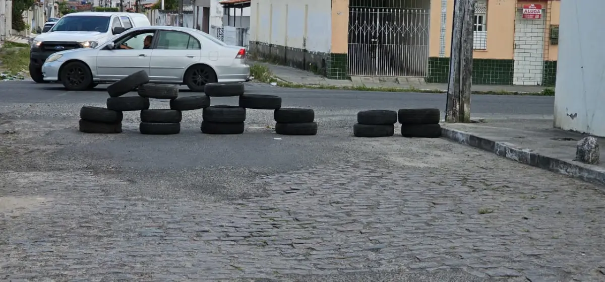 Moradores interditam rua na Queimadinha para cobrar pavimentação: “Só restam 300 metros; rua está abandonada”