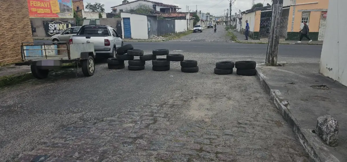 Moradores interditam rua na Queimadinha para cobrar pavimentação: “Só restam 300 metros; rua está abandonada”