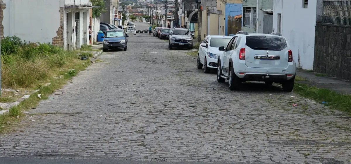 Moradores interditam rua na Queimadinha para cobrar pavimentação: “Só restam 300 metros; rua está abandonada”