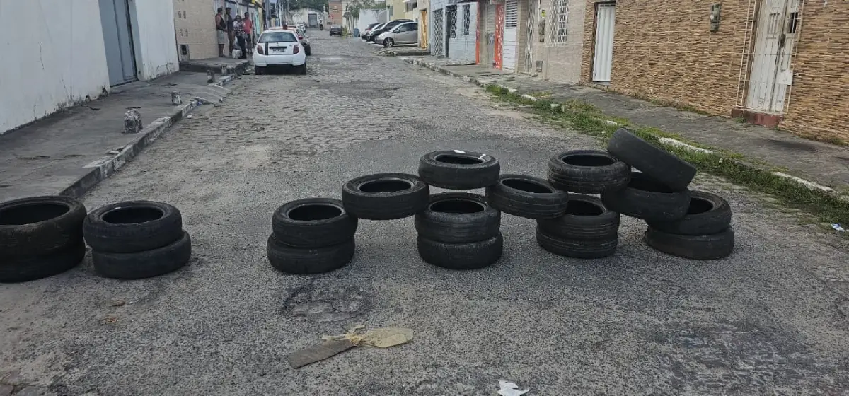 Moradores interditam rua na Queimadinha para cobrar pavimentação: “Só restam 300 metros; rua está abandonada”