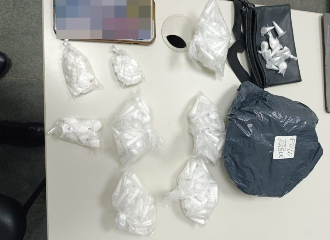 Suspeito de tráfico de drogas é preso no distrito de Humildes com mais de 200 pinos de cocaína