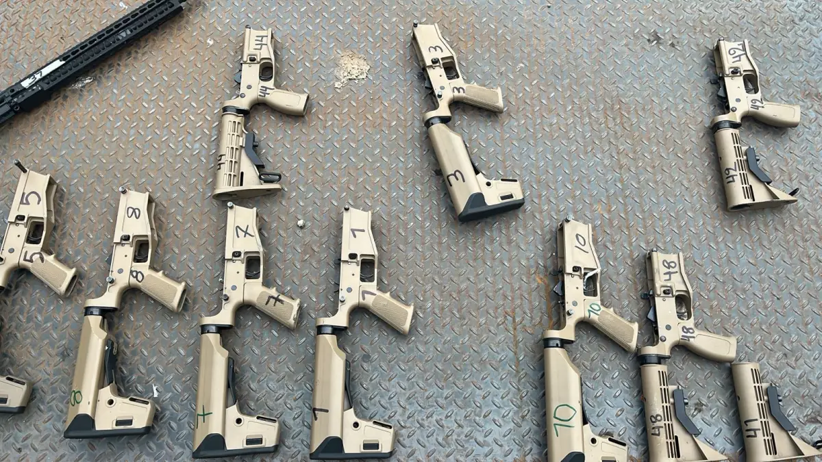 Polícia apreende 22 fuzis e tabletes de cocaína em Camaçari