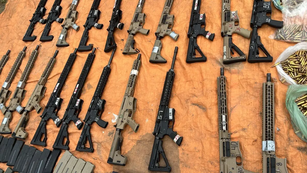 Polícia apreende 22 fuzis e tabletes de cocaína em Camaçari