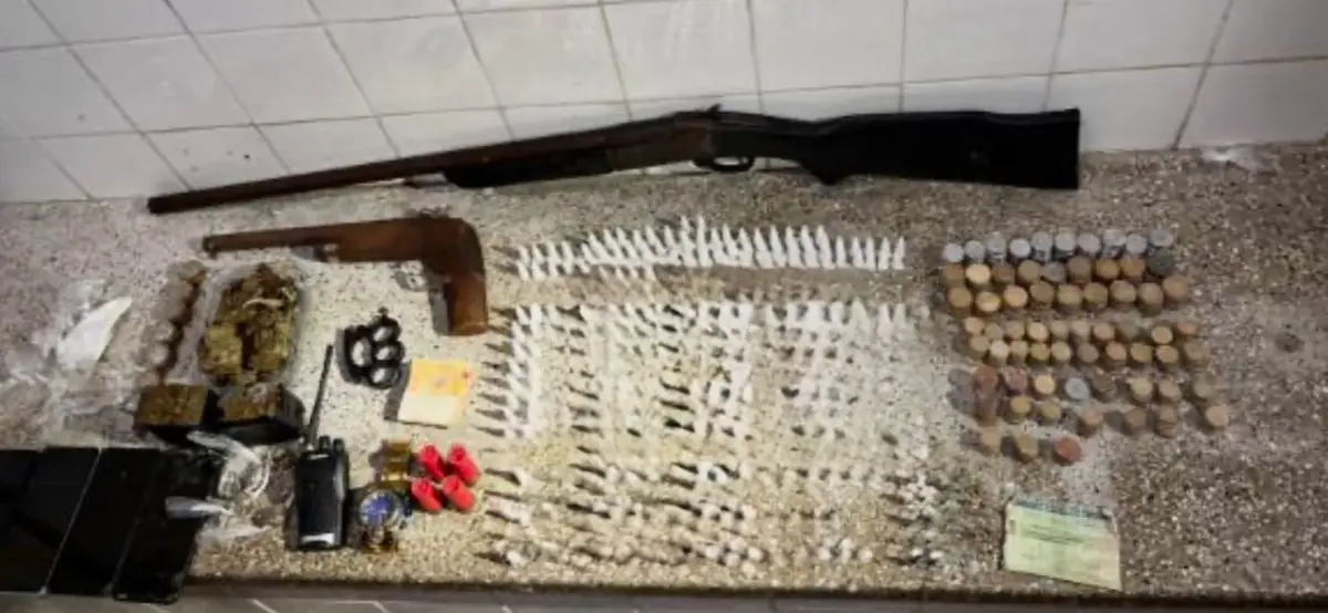 Polícia apreende arma de fogo e drogas em Conceição do Jacuípe; uma pessoa foi presa