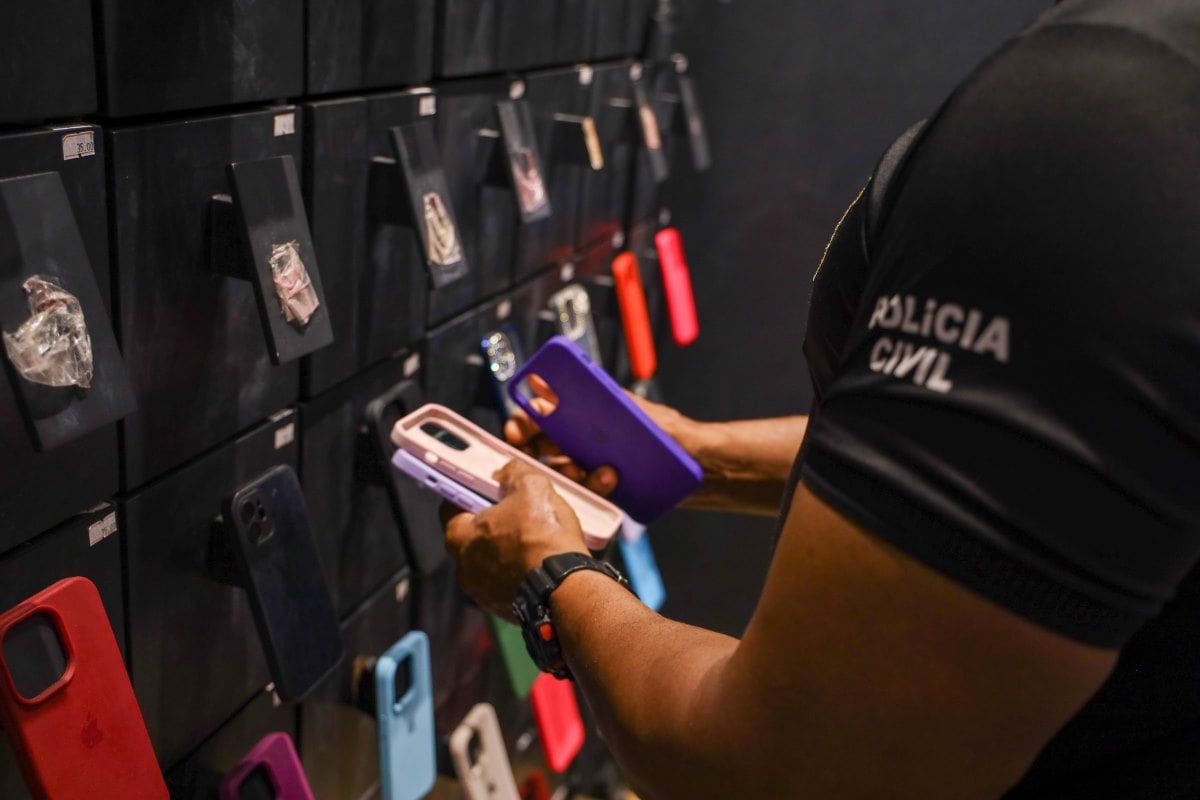 Mais de dois mil acessórios de celulares falsificados são apreendidos pela Polícia Civil em Salvador