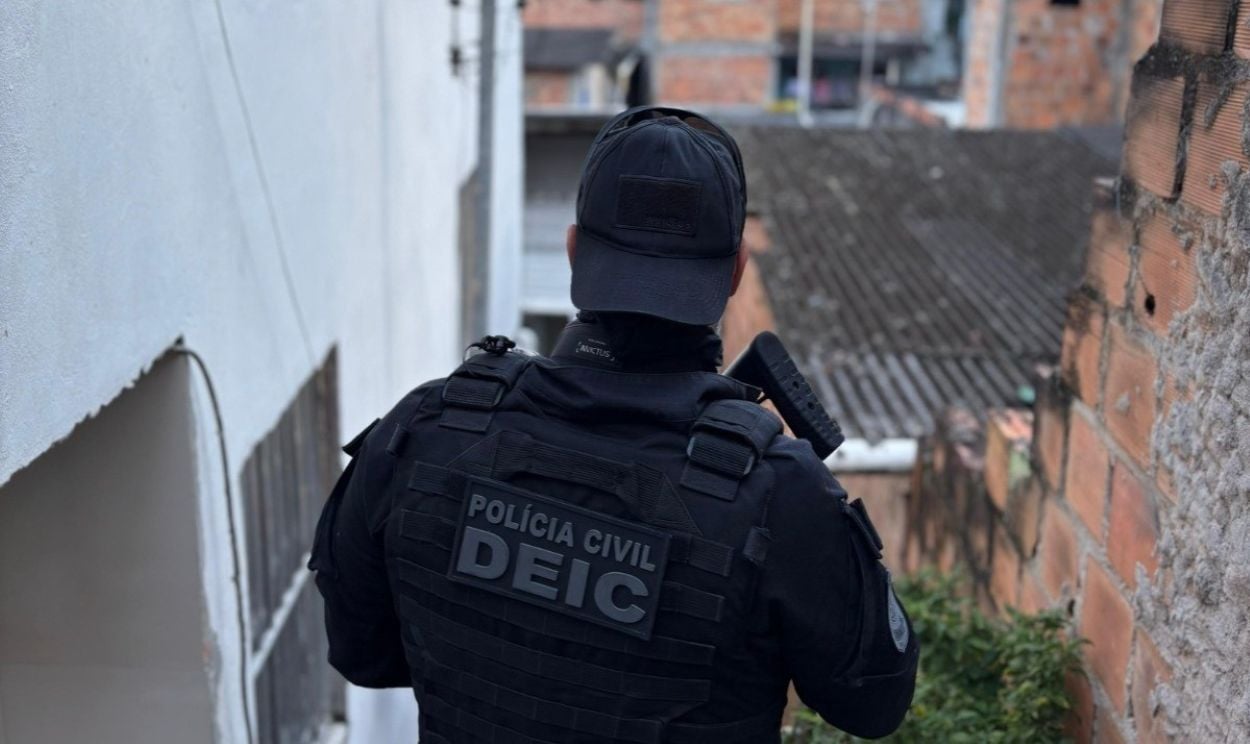 Polícia em Salvador presente suspeito de roubar turista