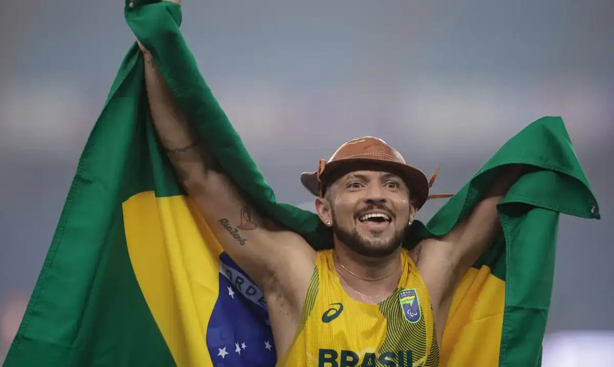 Brasil abre Mundial de atletismo paralímpico com ouro e fecha na natação com mais 3 medalhas no peito