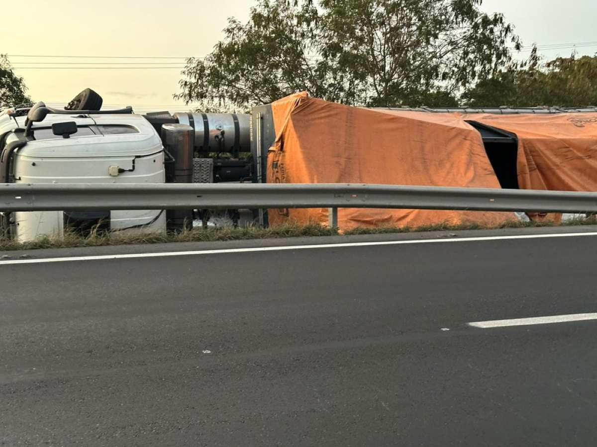 Motorista fica ferido após carreta tombar na BR-116