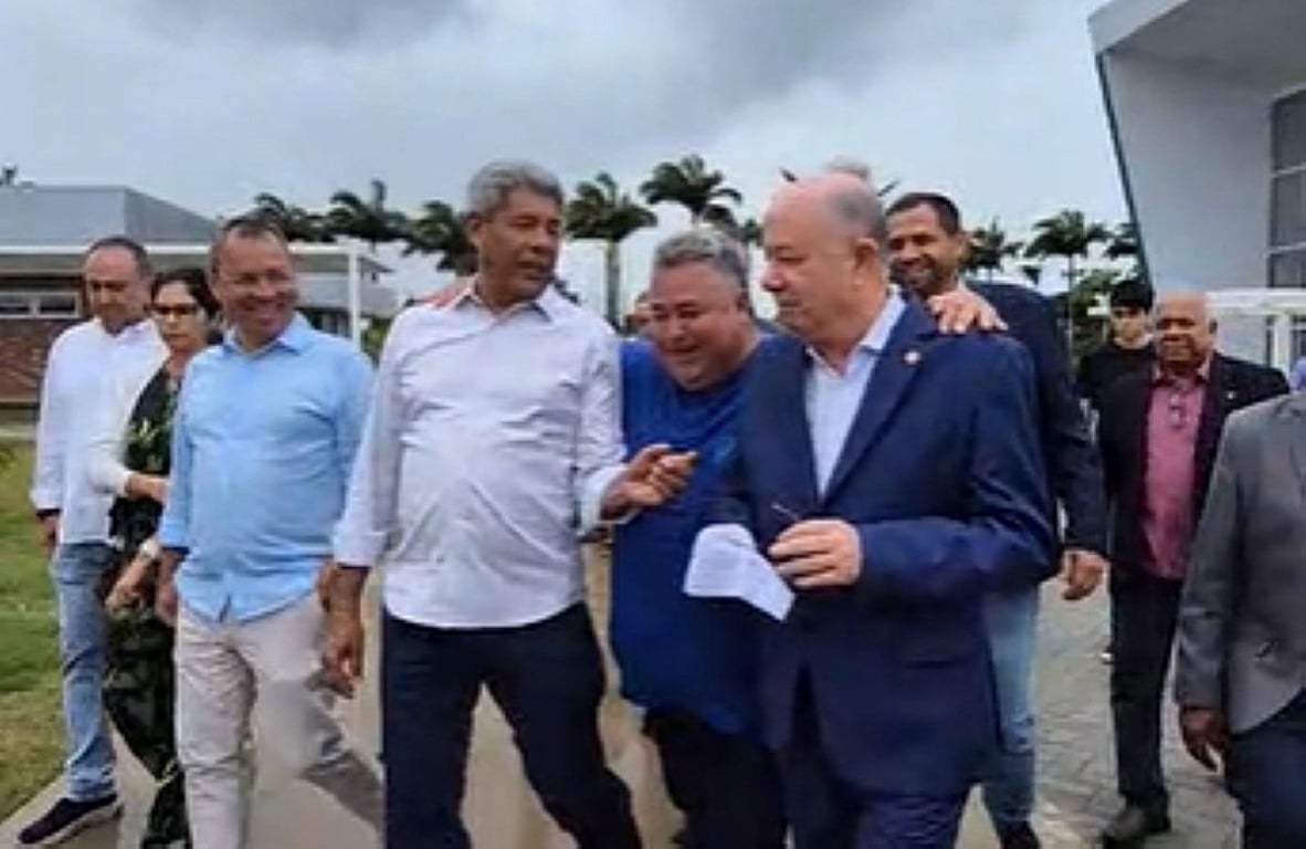 Em momento descontraído Dilsinho Rei Momo pede "casamento" entre José Ronaldo e Jerônimo Rodrigues