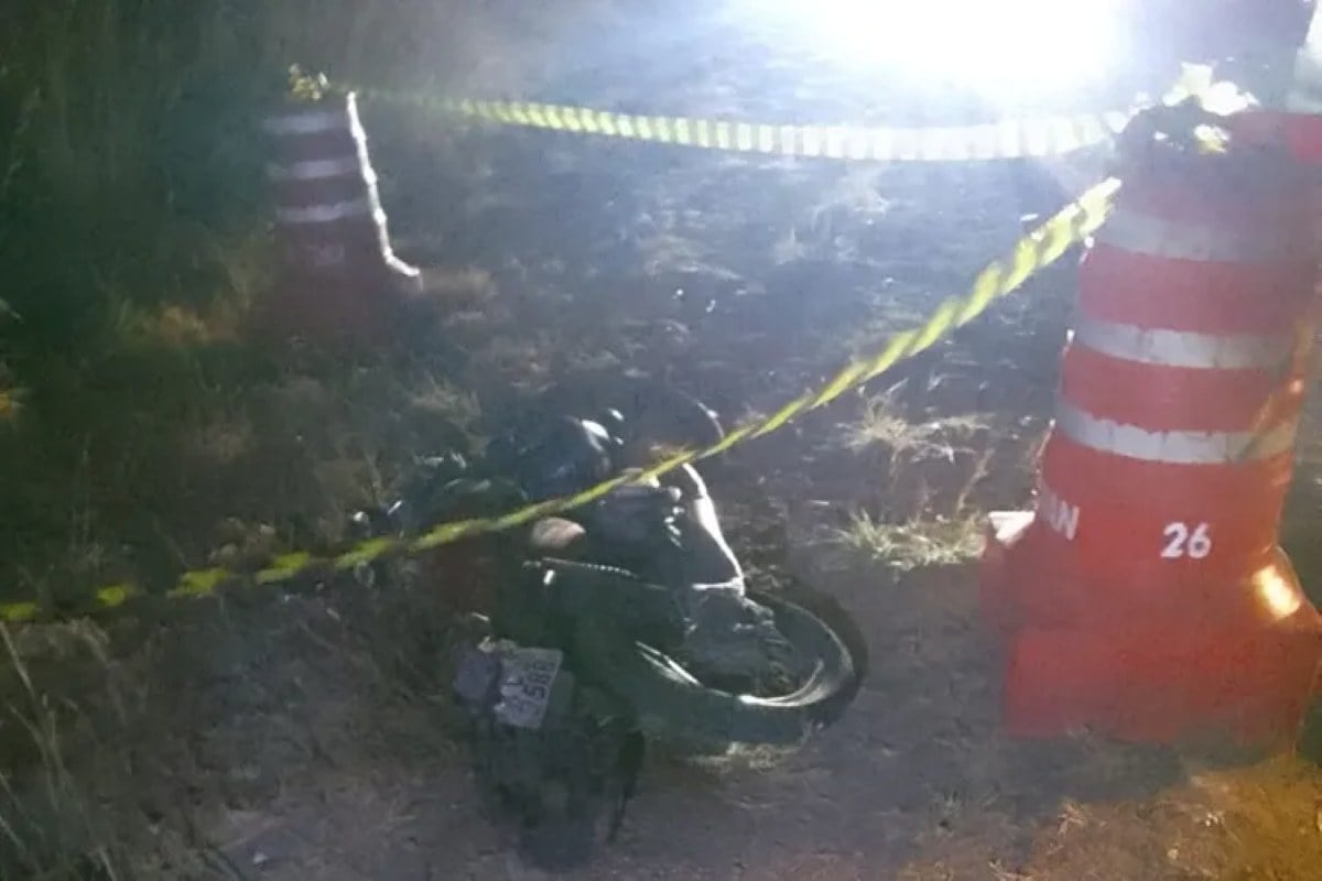 Dois homens morrem após batida entre carro e moto na BR-122
