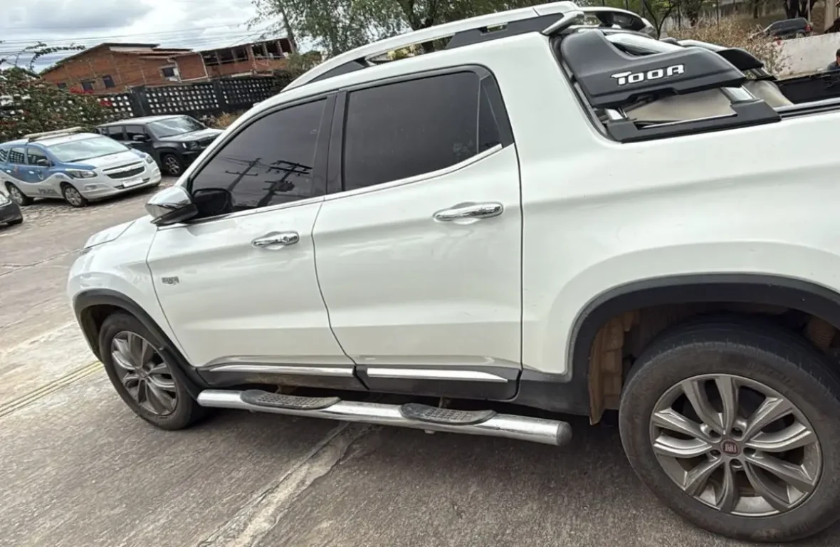 Veículo e equipamentos são apreendidos na cidade de Jequié; drogas foram encontradas em vaso sanitário
