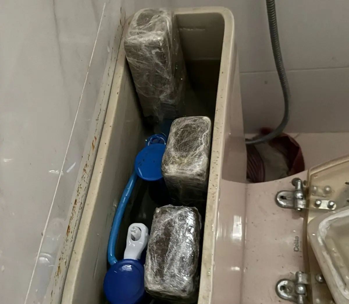 Veículo e equipamentos são apreendidos na cidade de Jequié; drogas foram encontradas em vaso sanitário