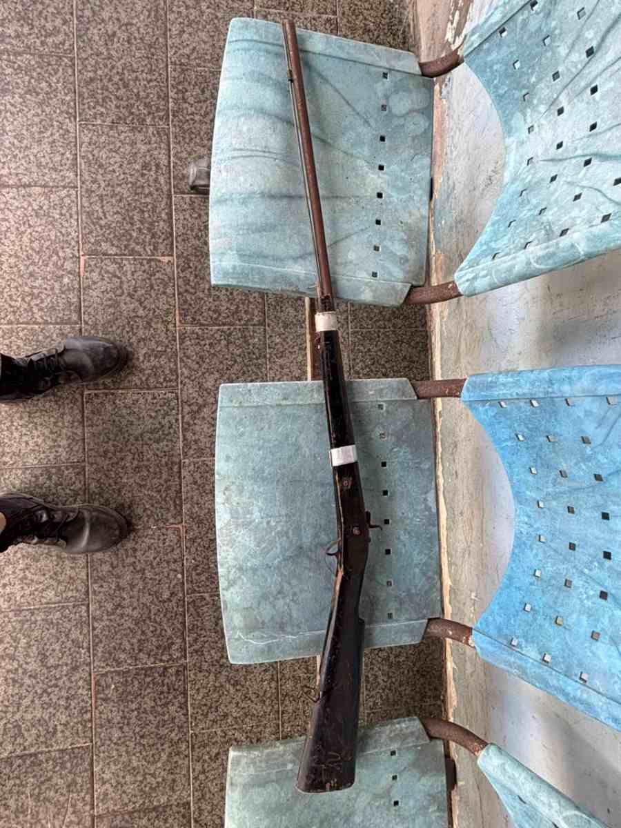 Homem é conduzido a delegacia após denúncia de agressão e posse de espingarda