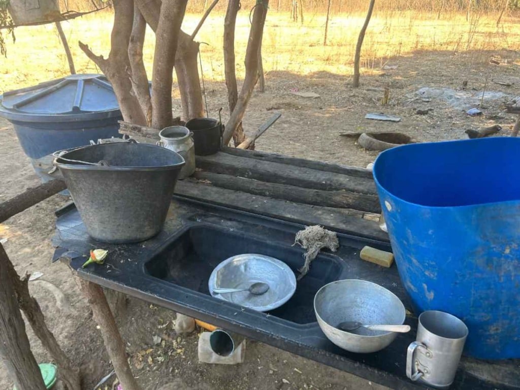 Homem é preso por manter família em cárcere há cerca de um ano; suspeito também é investigado por violência sexual