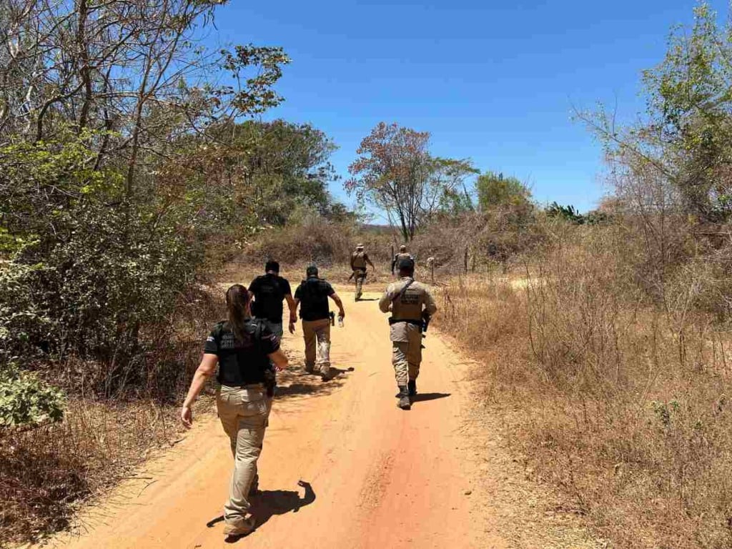 Homem é preso por manter família em cárcere há cerca de um ano; suspeito também é investigado por violência sexual