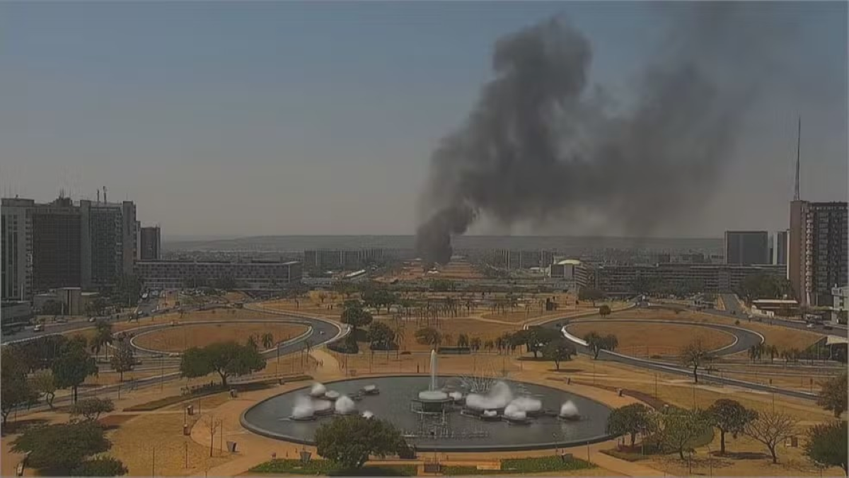incendio-atingi-banheiros-quimicos-em-Brasilia-foto-reproducao-tv-globo-.png