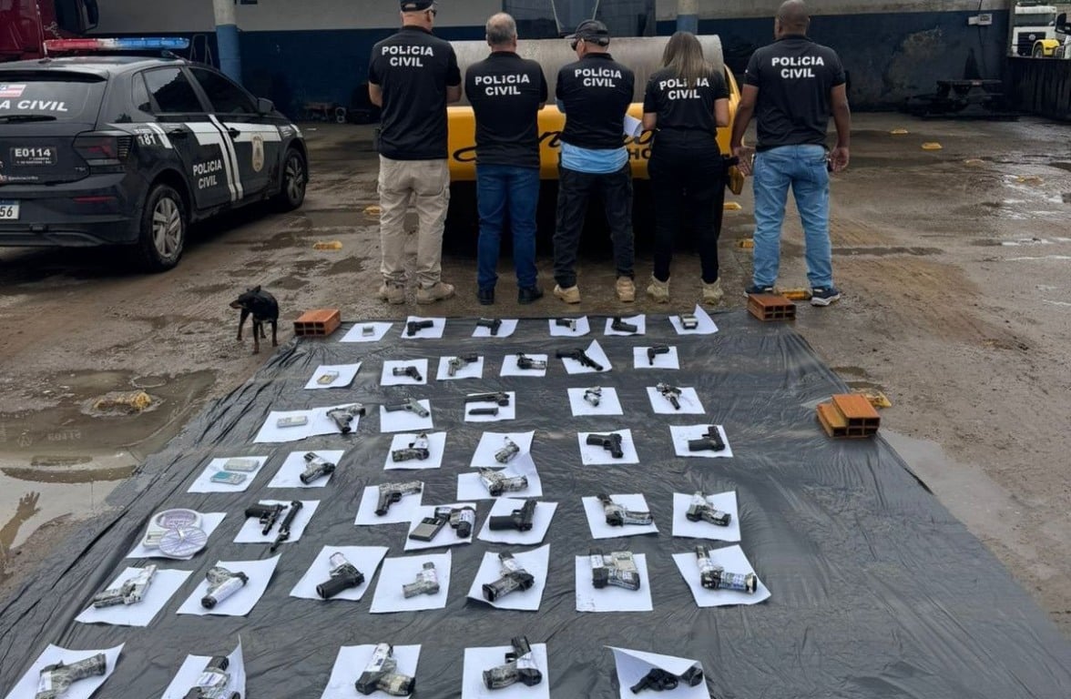 simulacros de armas e balanças de precisão apreendidos com adolescentes