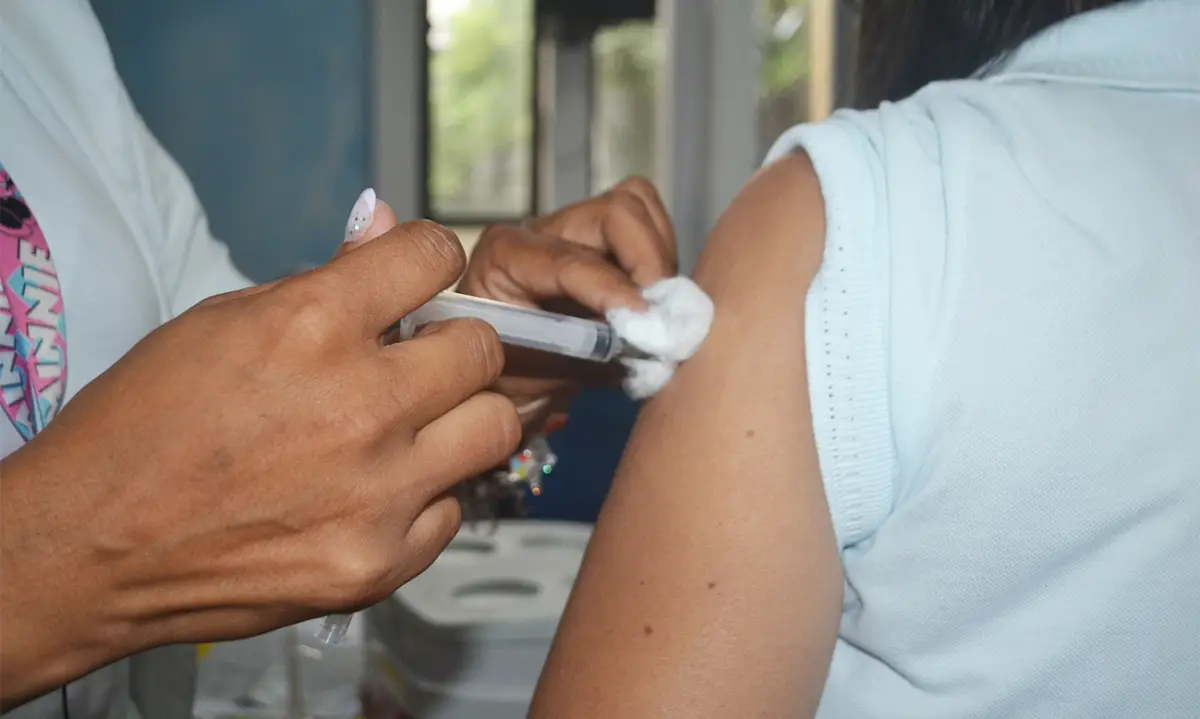 Secretaria de Saúde orienta foliões a atualizar a caderneta de vacina vacinação