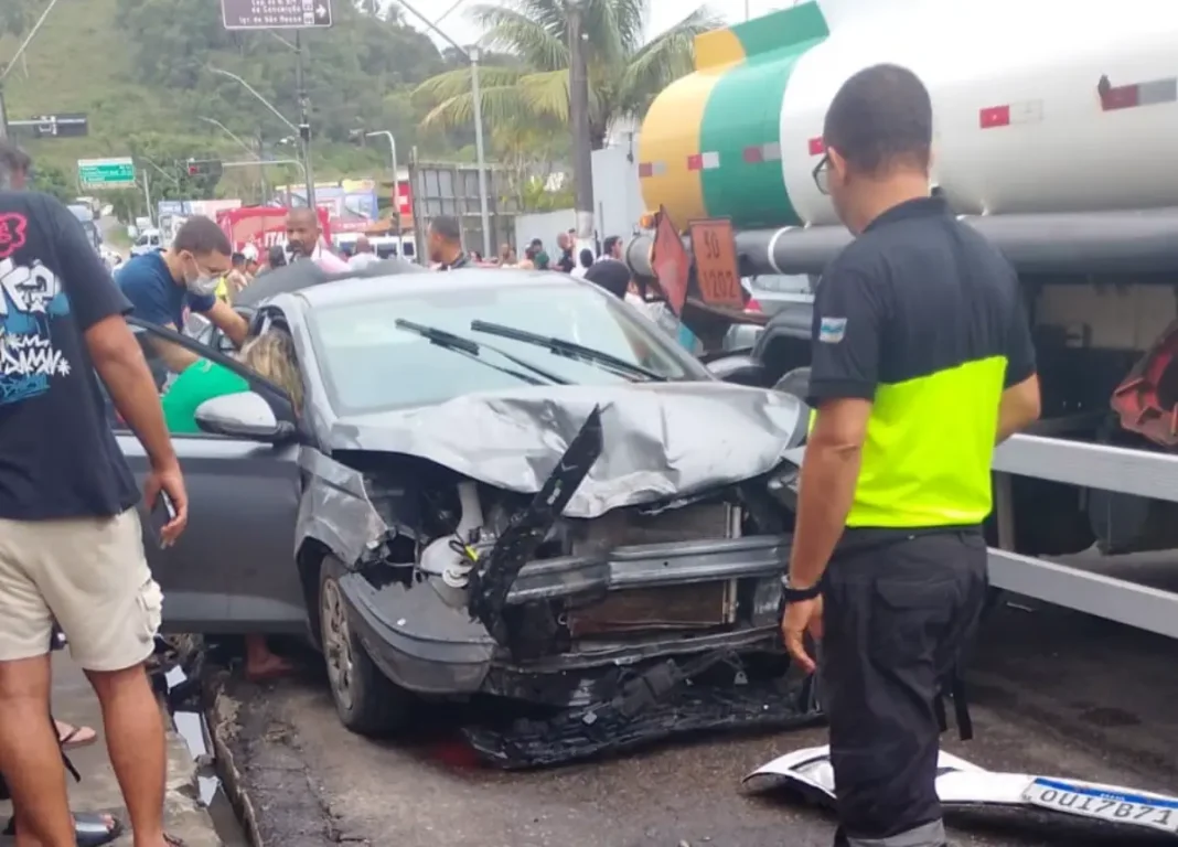 Caminhão desgovernado provoca acidente com sete veículos no centro de Nazaré