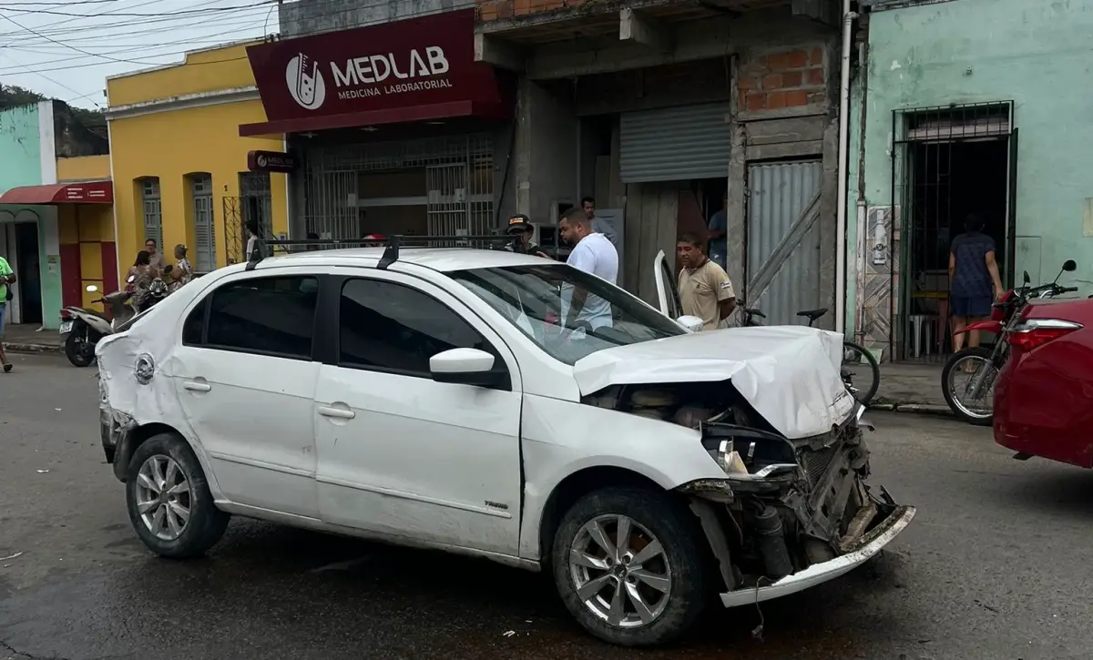 Caminhão desgovernado provoca acidente com sete veículos no centro de Nazaré