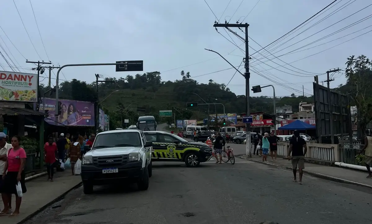 Caminhão desgovernado provoca acidente com sete veículos no centro de Nazaré