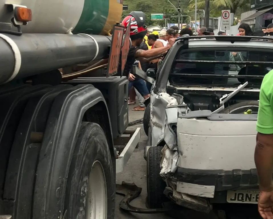 Caminhão desgovernado provoca acidente com sete veículos no centro de Nazaré