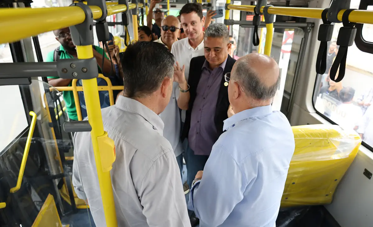 Prefeitura entrega mais cinco ônibus; coletivos vão abastecer região da Artêmia Pires, em Feira de Santana