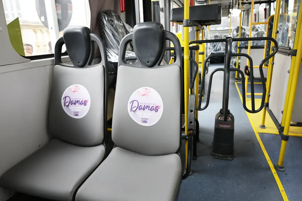 Prefeitura entrega mais cinco ônibus; coletivos vão abastecer região da Artêmia Pires, em Feira de Santana