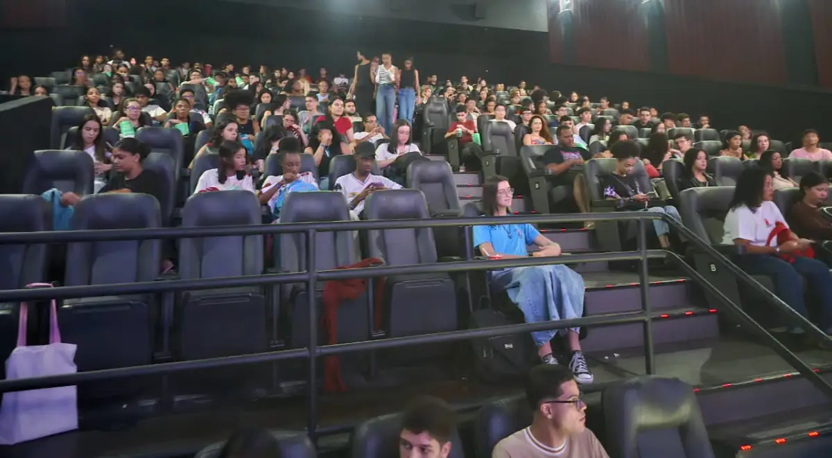 Mega Revisão da Unex lota salas de cinema reúne centenas de estudantes em preparação para o Enem 2025