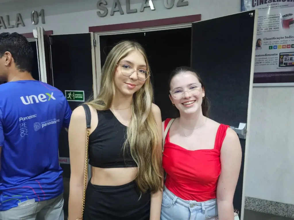 Mega Revisão da Unex lota salas de cinema reúne centenas de estudantes em preparação para o Enem 2025