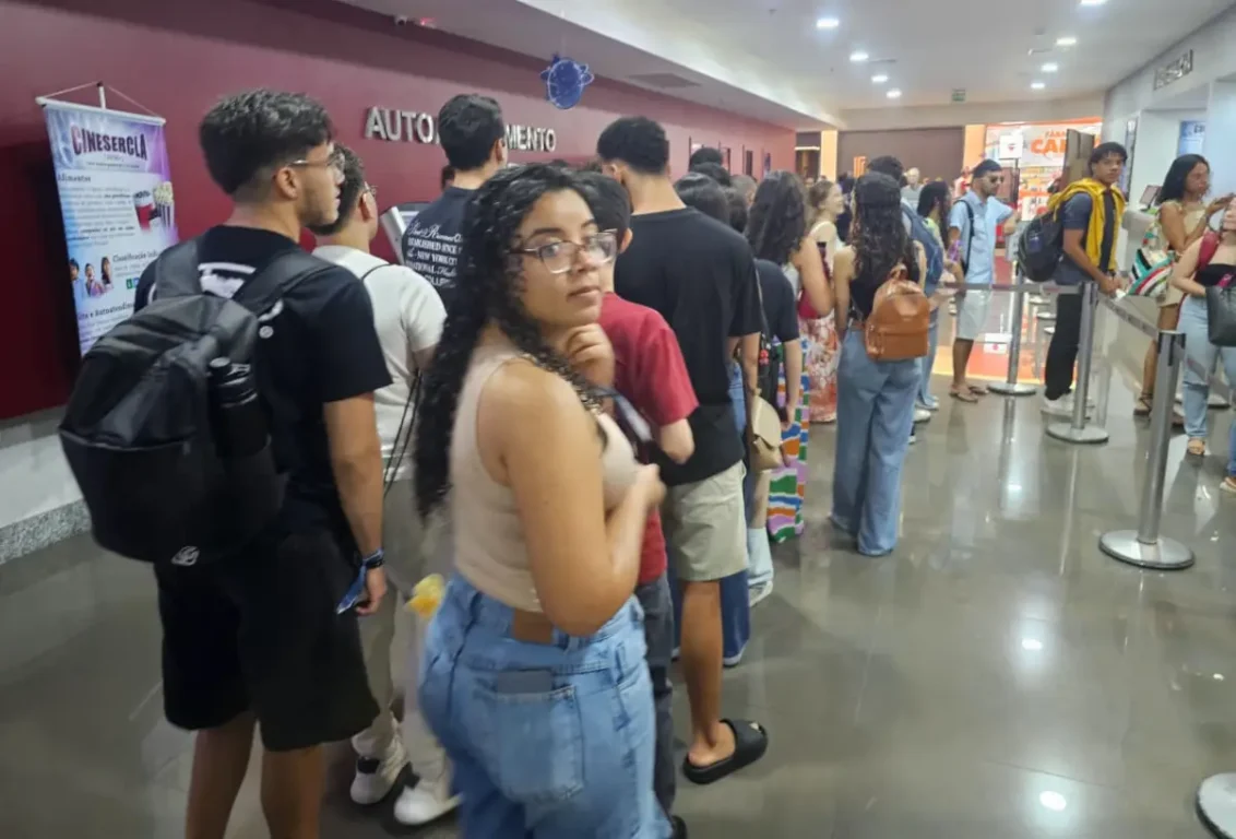 Mega Revisão da Unex lota salas de cinema reúne centenas de estudantes em preparação para o Enem 2025