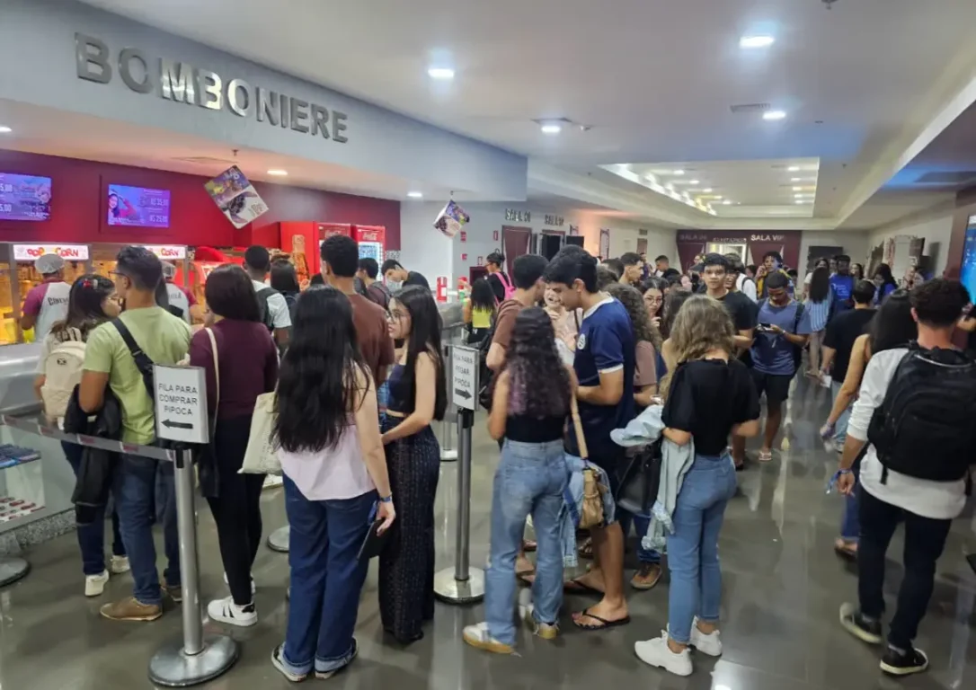 Mega Revisão da Unex lota salas de cinema reúne centenas de estudantes em preparação para o Enem 2025