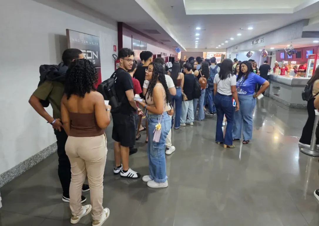 Mega Revisão da Unex lota salas de cinema reúne centenas de estudantes em preparação para o Enem 2025