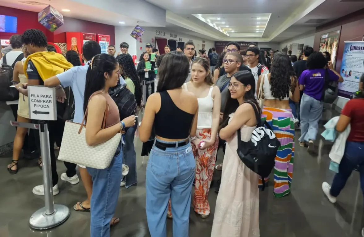 Mega Revisão da Unex lota salas de cinema reúne centenas de estudantes em preparação para o Enem 2025