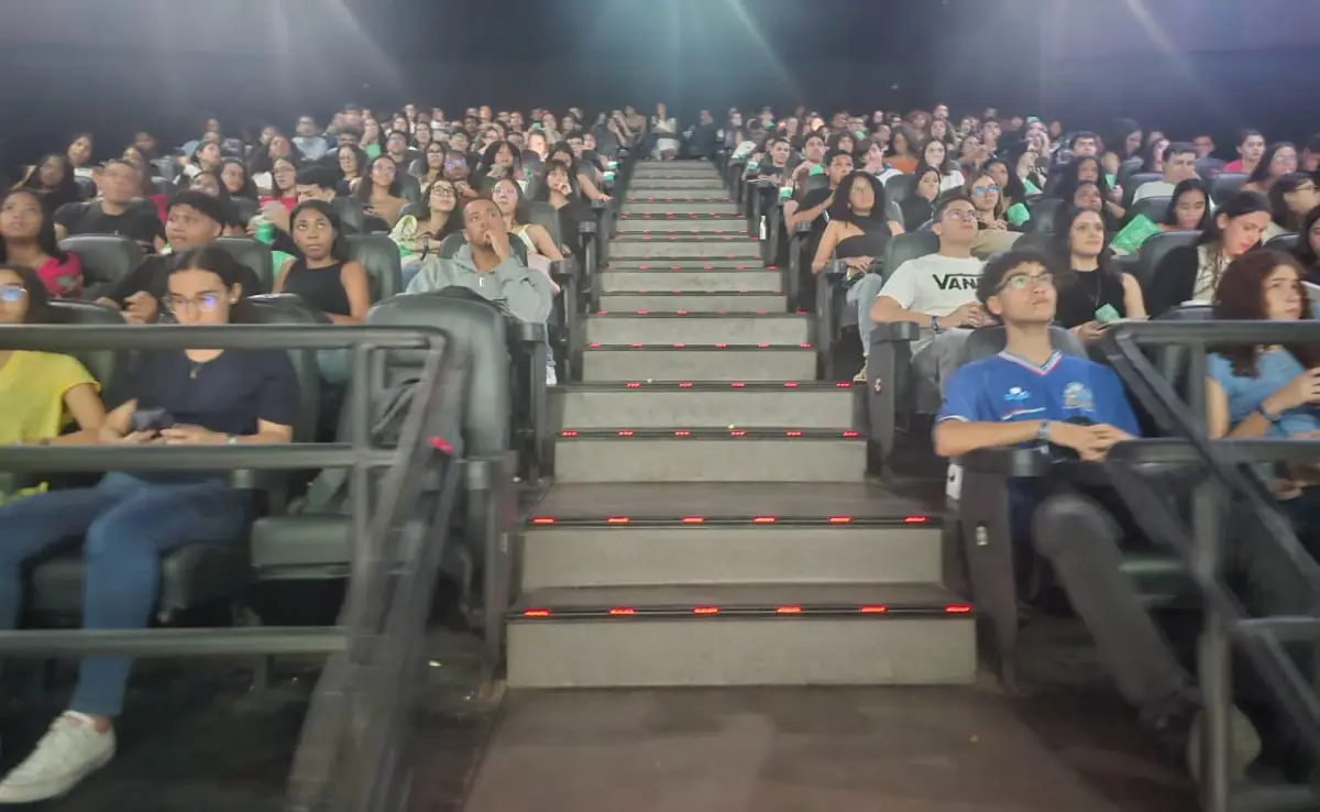 Mega Revisão da Unex lota salas de cinema reúne centenas de estudantes em preparação para o Enem 2025