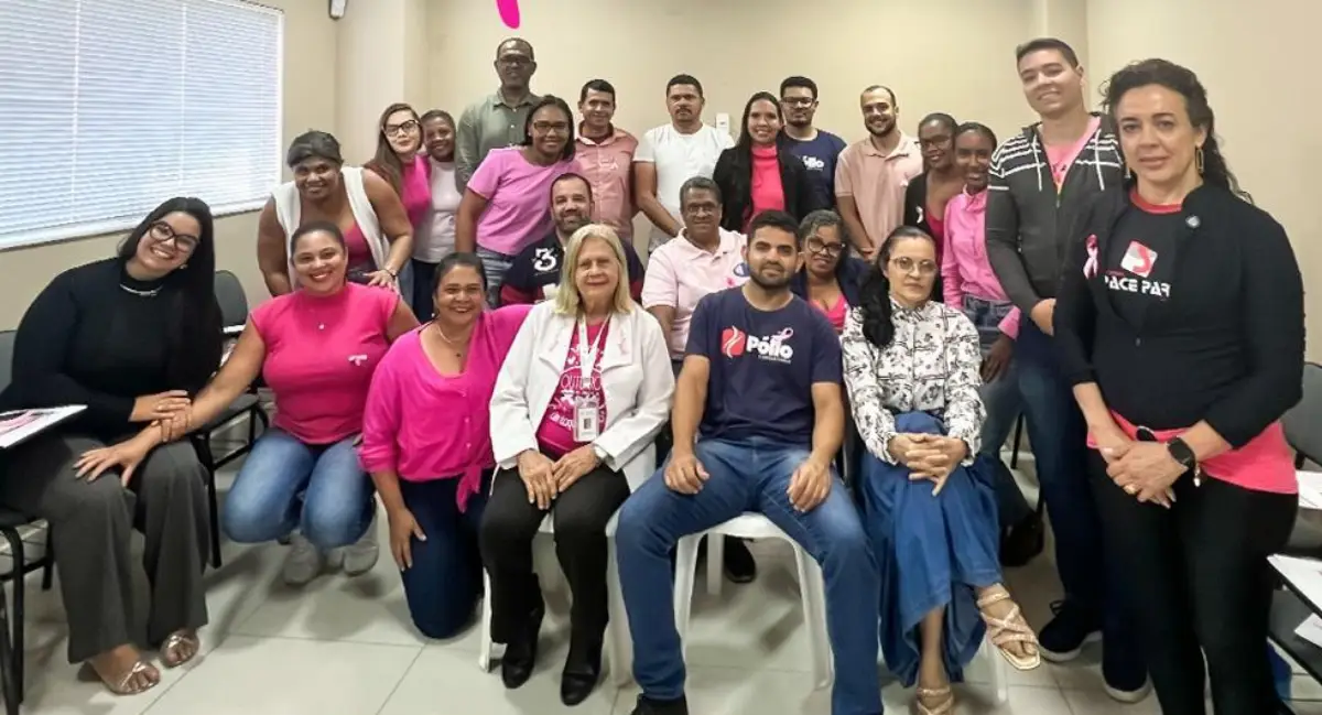 Colaboradores participam de ação educativa sobre prevenção do câncer de mama