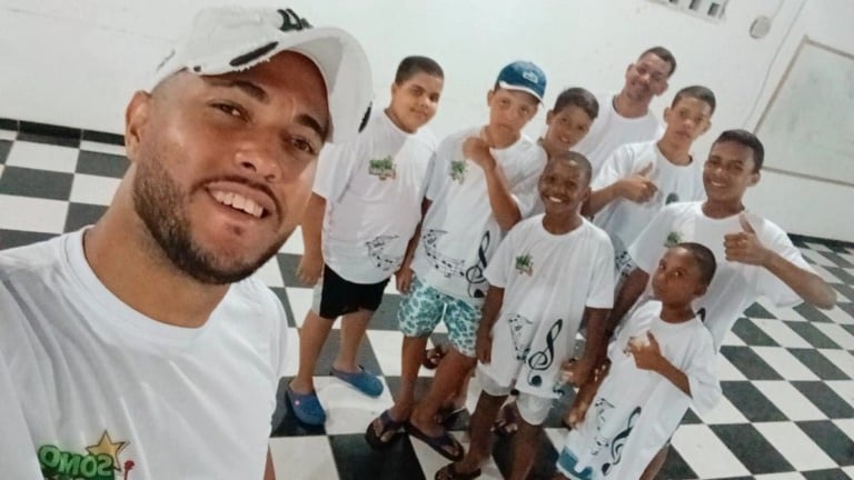 Conheça a história de Nildo Neri, músico que transformou o ofício em missão através de projto social