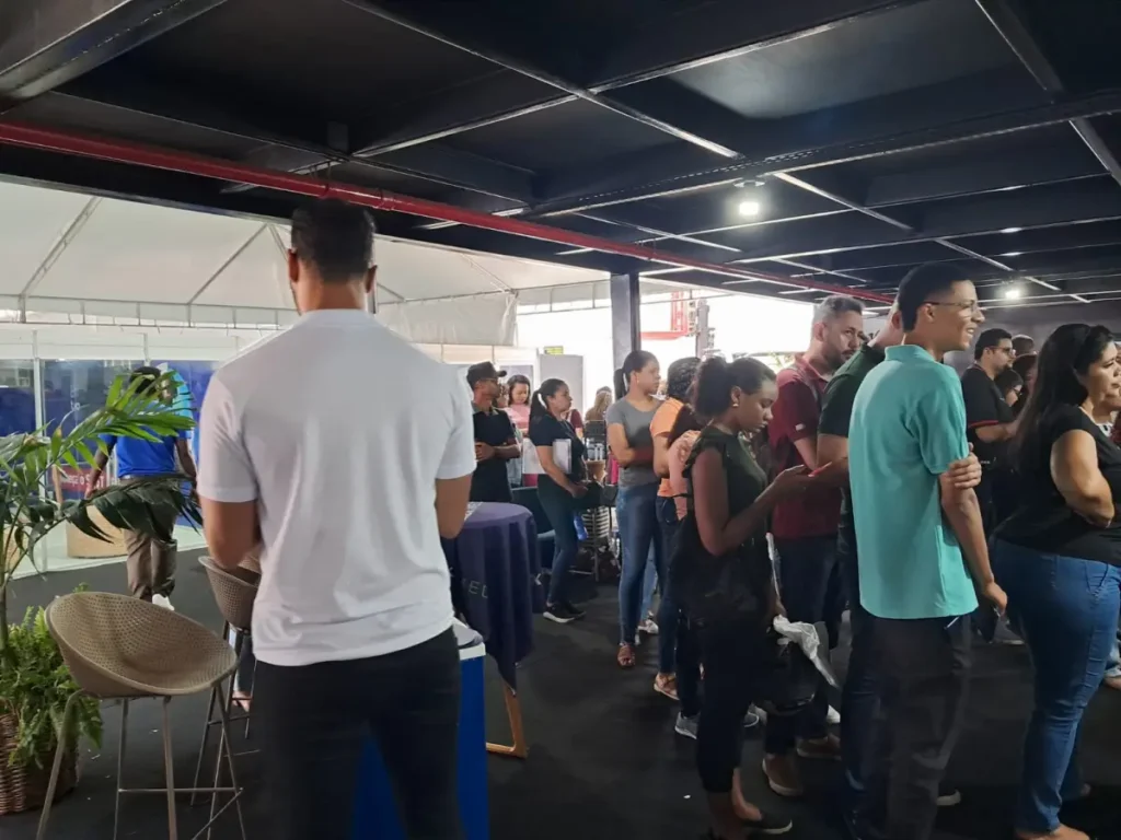 Feira do Emprego atrai multidão em Feira de Santana; vagas terminam nesta quarta (15)