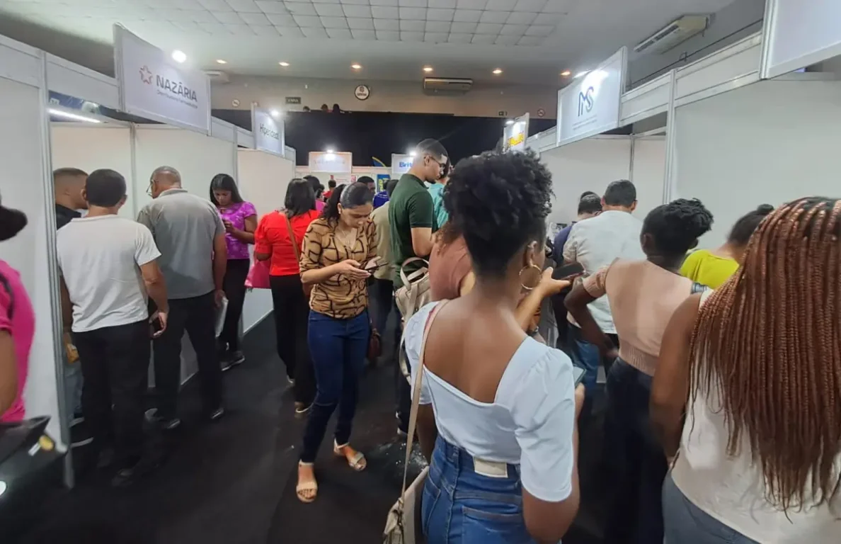 Feira do Emprego atrai multidão em Feira de Santana; vagas terminam nesta quarta (15)