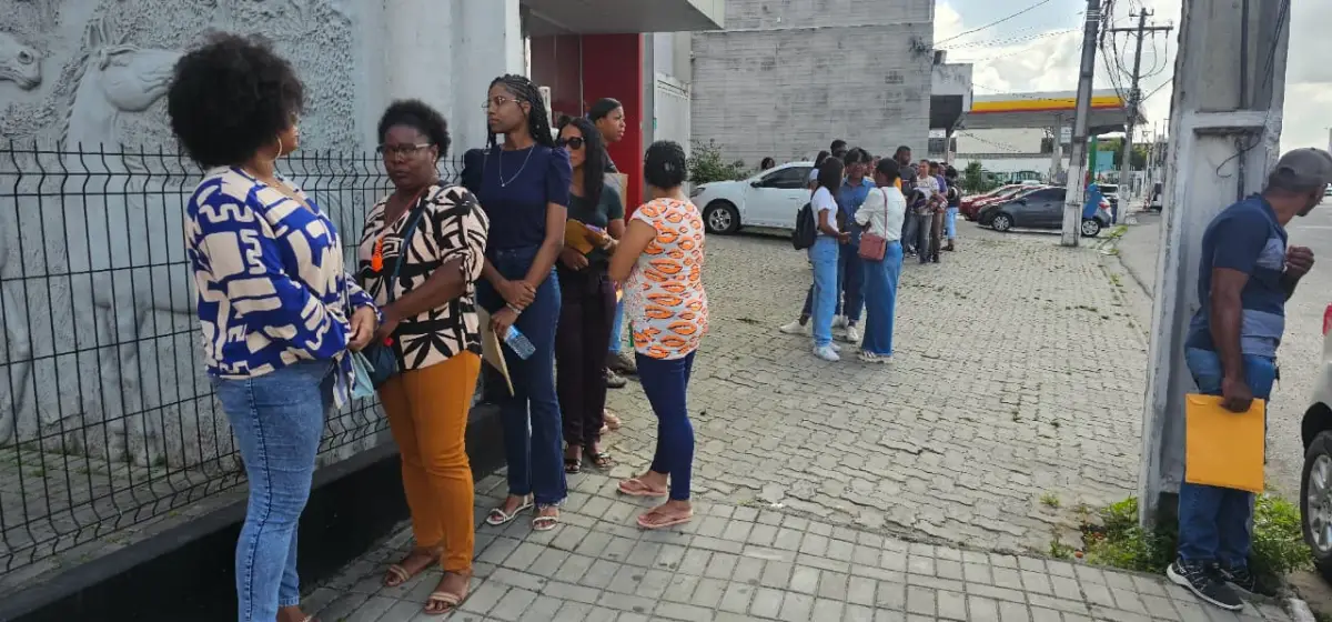 Feira do Emprego atrai multidão em Feira de Santana; vagas terminam nesta quarta (15)