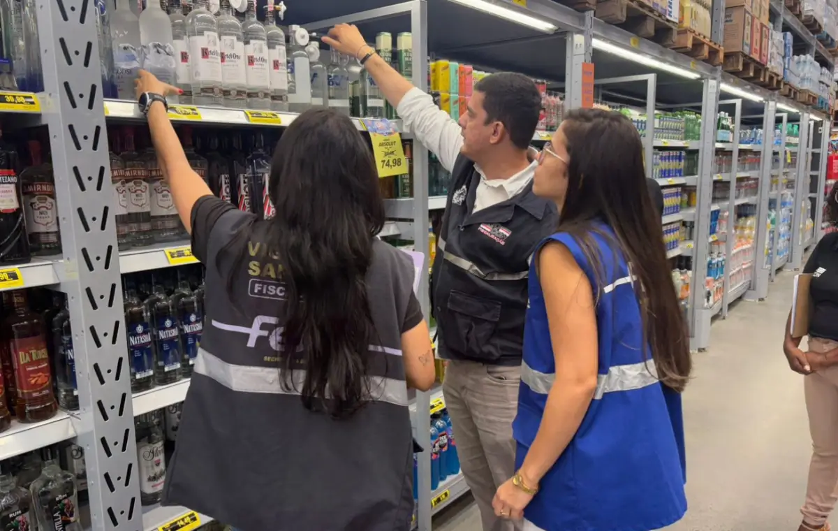 Fiscalização conjunta entre secretarias verifica venda de bebidas destiladas em Feira de Santana