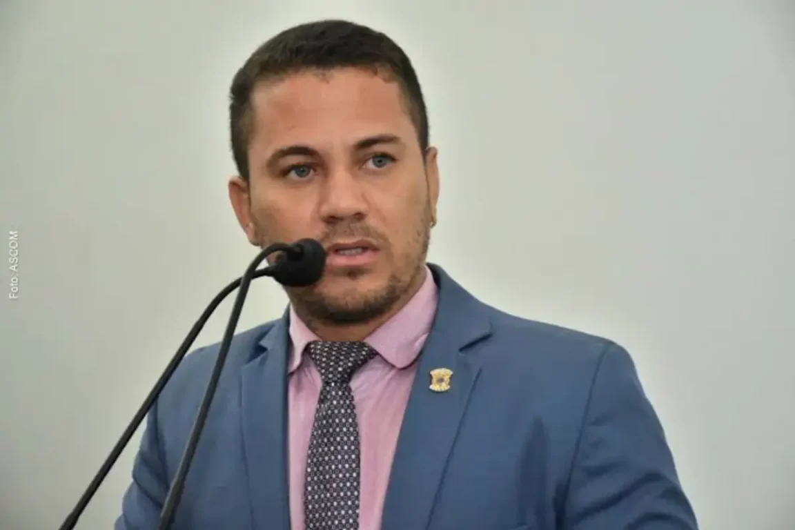 Vereador cobra retirada de fios amaranhados nos postes de Feira de Santana: "Cidade está feia"